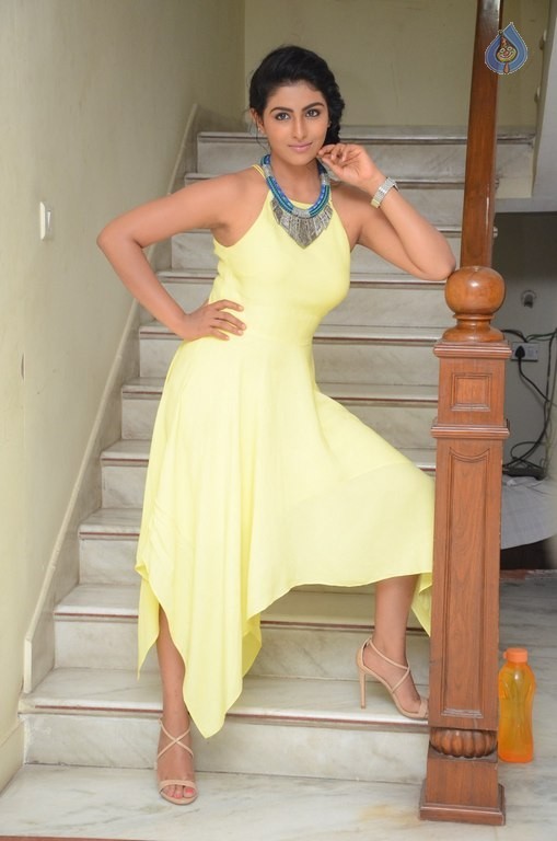 Kruthika Jayakumar Latest Pics - 27 / 42 photos