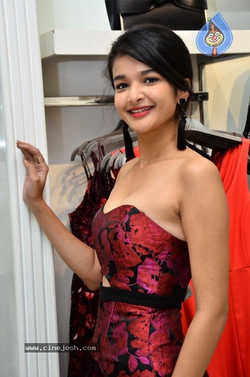 Krutika Singh Rathore Photos - 15 / 17 photos