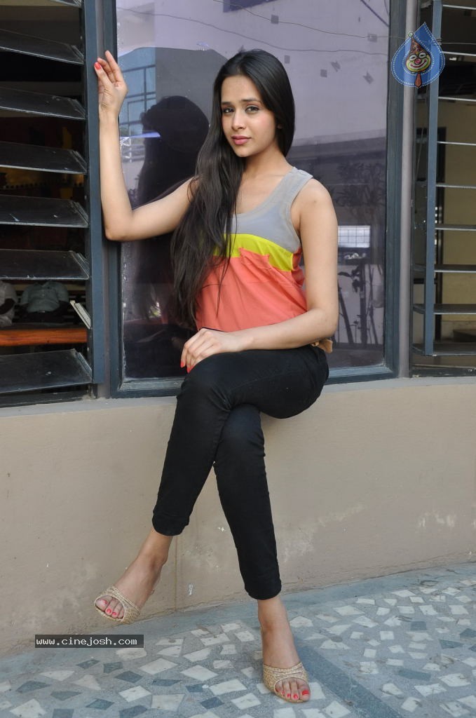 Krutika Singhaal Latest Photos - 4 / 78 photos