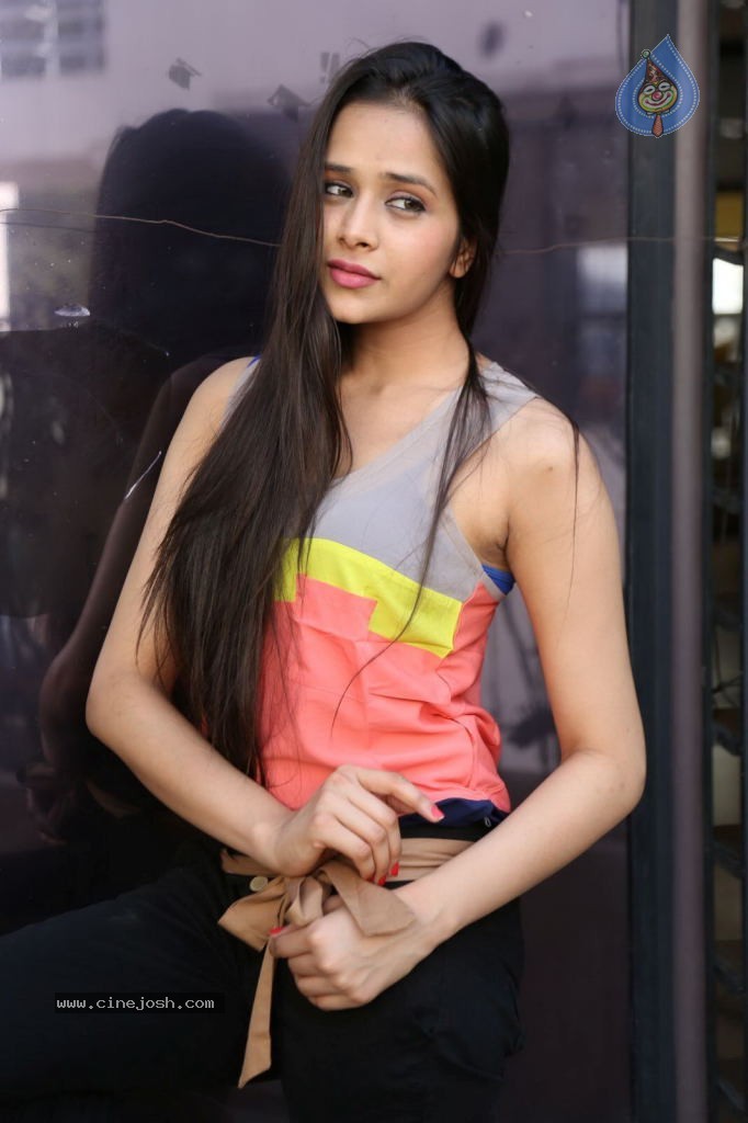 Krutika Singhaal Latest Photos - 10 / 78 photos