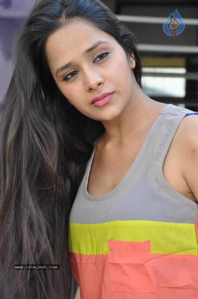 Krutika Singhaal Latest Photos - 20 / 78 photos