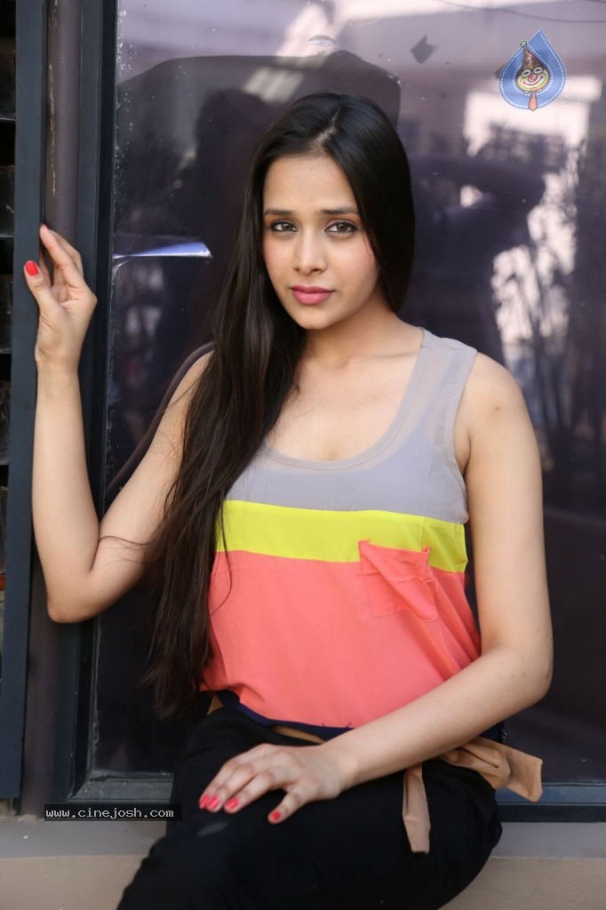 Krutika Singhaal Latest Photos - 33 / 78 photos