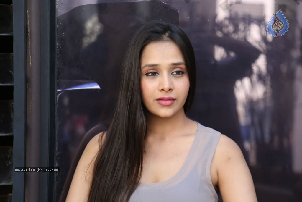 Krutika Singhaal Latest Photos - 36 / 78 photos