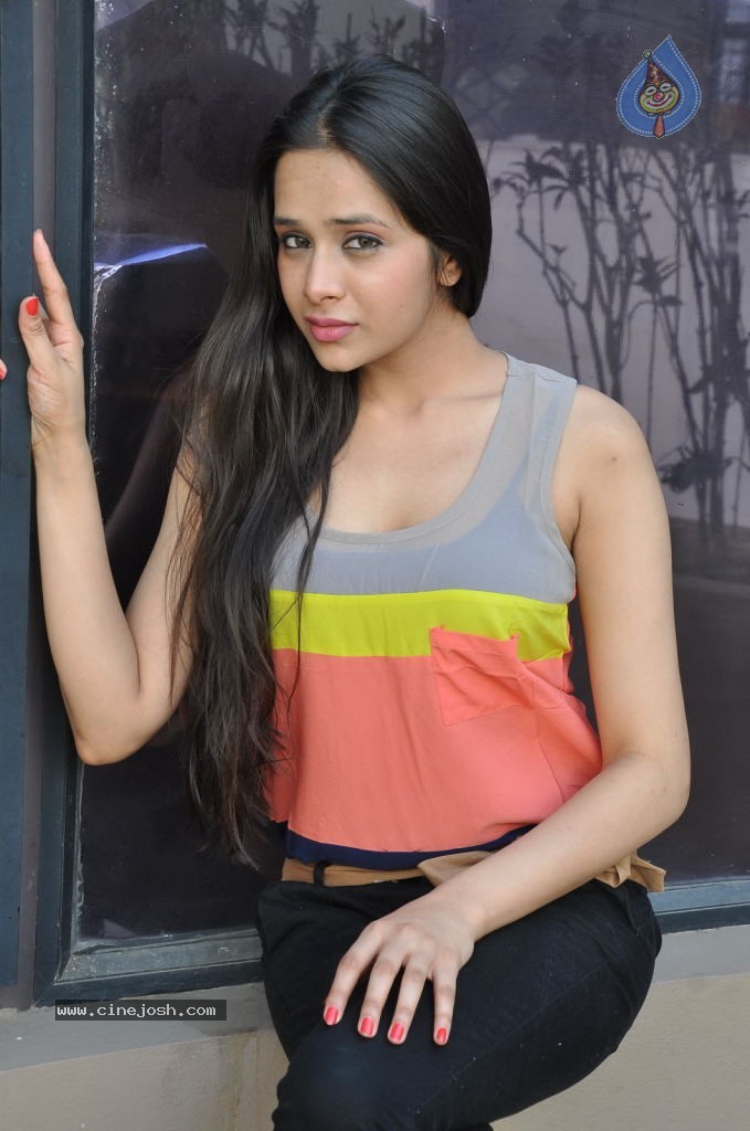 Krutika Singhaal Latest Photos - 37 / 78 photos