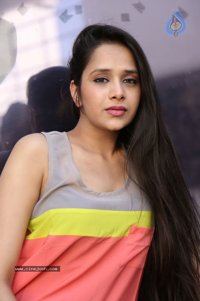 Krutika Singhaal Latest Photos - 53 / 78 photos