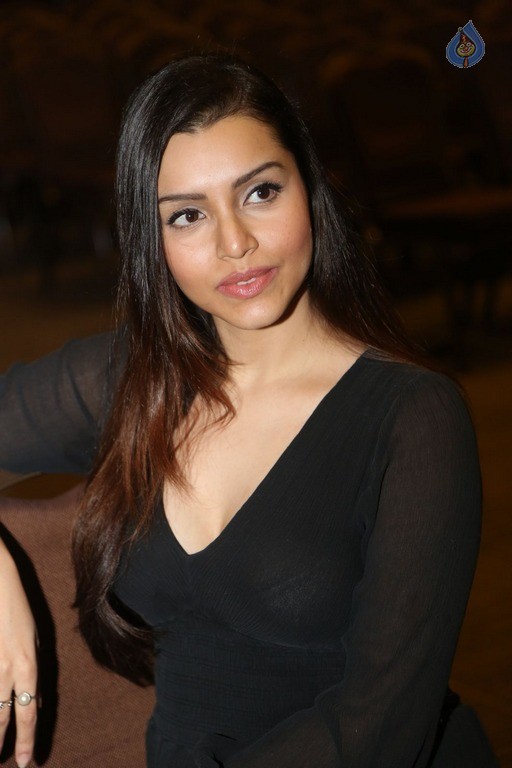 Kyra Dutt Latest Photos - 28 / 37 photos