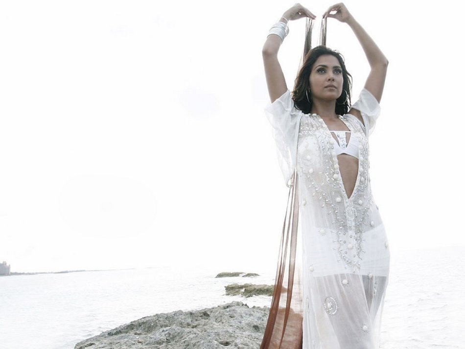 Lara Dutta Hot Stills - 6 / 15 photos