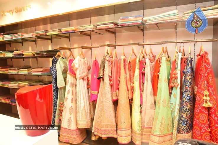 Lavanya Tripathi Launches Swaroopa Reddy Boutique-Photos - 8 / 42 photos