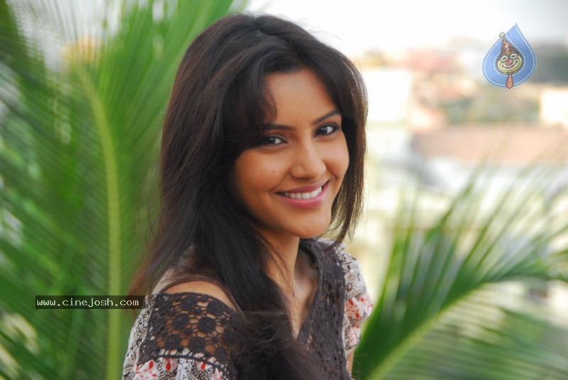 Leader Fame Priya Anand Stills - 7 / 40 photos