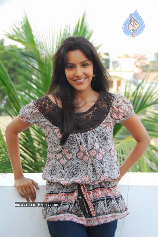 Leader Fame Priya Anand Stills - 9 / 40 photos