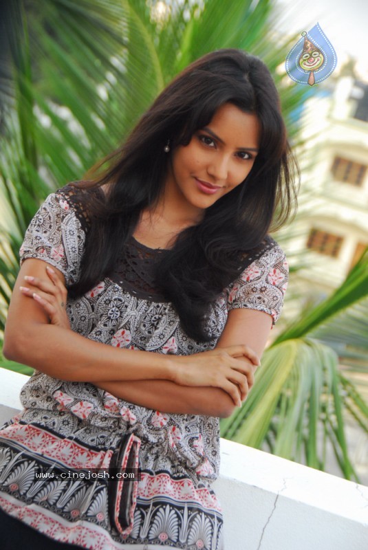 Leader Fame Priya Anand Stills - 10 / 40 photos