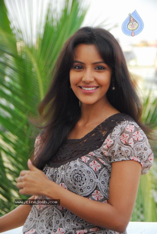 Leader Fame Priya Anand Stills - 14 / 40 photos