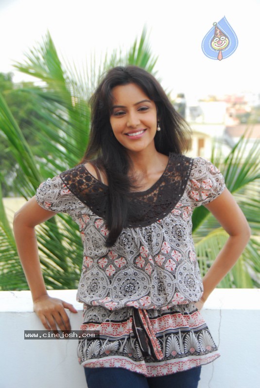 Leader Fame Priya Anand Stills - 19 / 40 photos