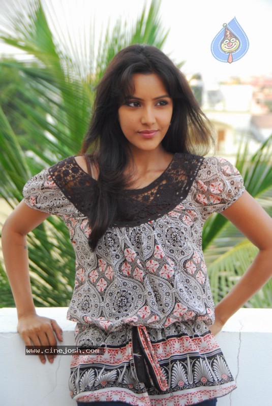 Leader Fame Priya Anand Stills - 20 / 40 photos