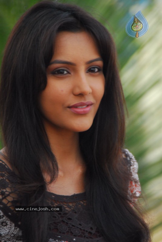 Leader Fame Priya Anand Stills - 32 / 40 photos