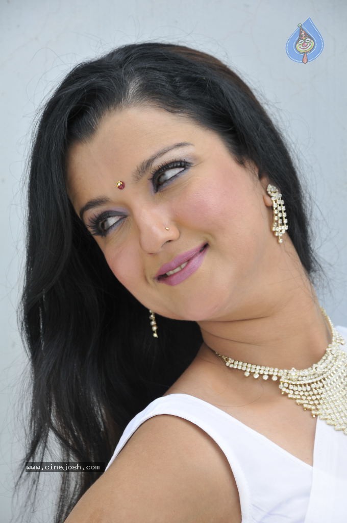 Leena Sidhu Stills - 6 / 14 photos
