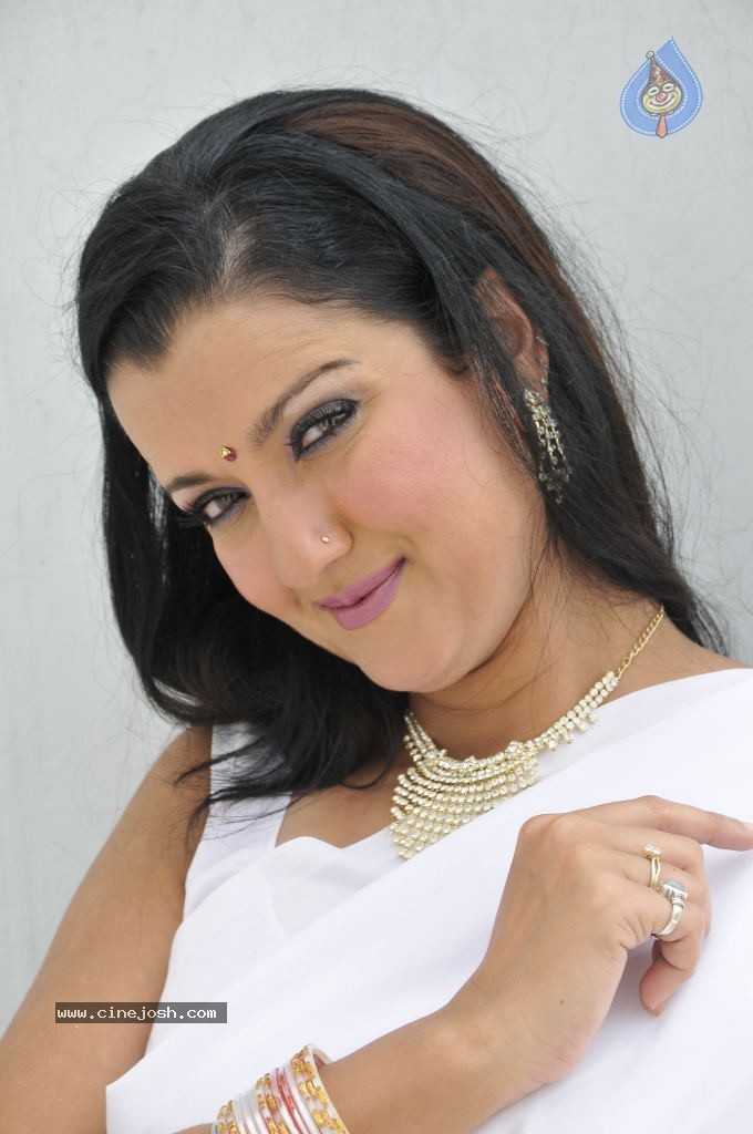 Leena Sidhu Stills - 8 / 14 photos