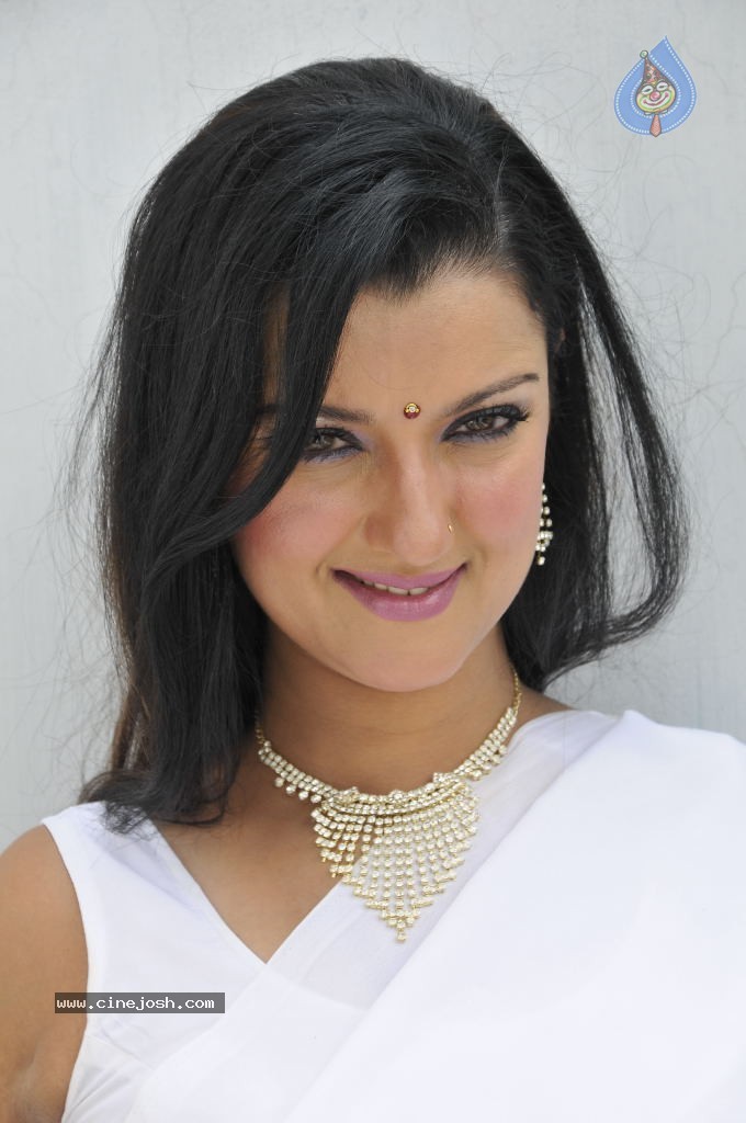 Leena Sidhu Stills - 9 / 14 photos
