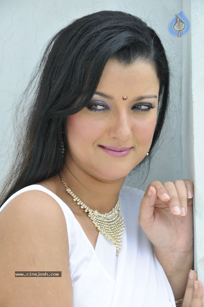 Leena Sidhu Stills - 10 / 14 photos