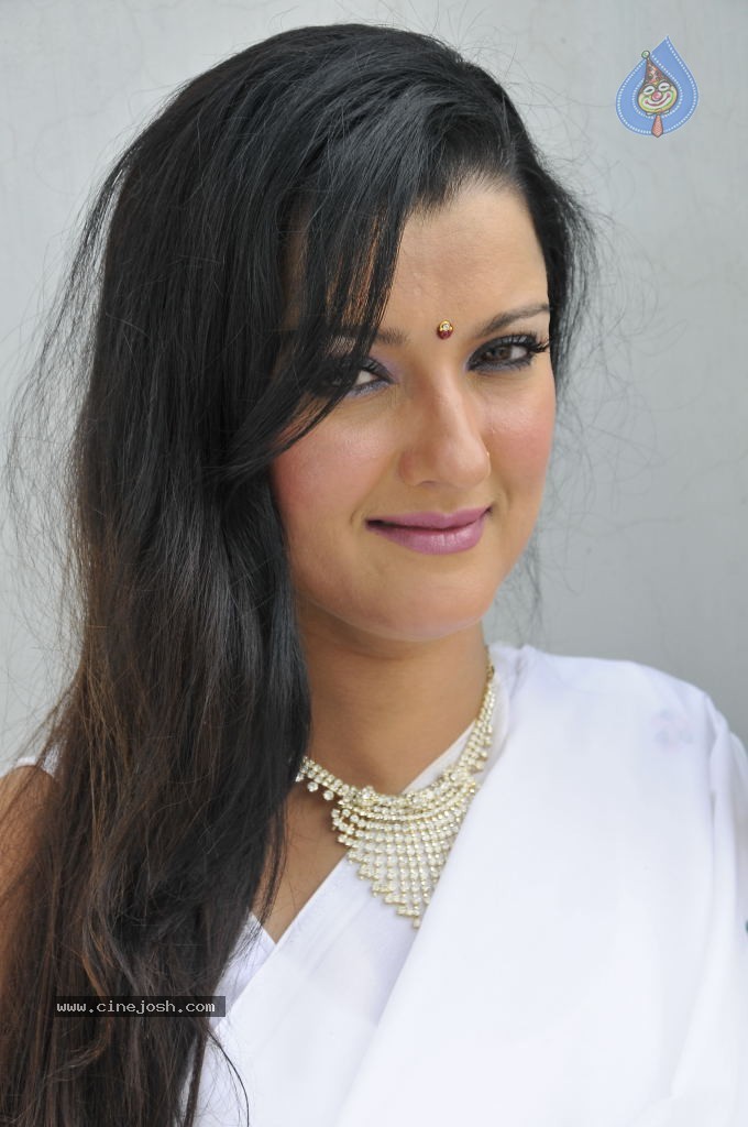 Leena Sidhu Stills - 11 / 14 photos