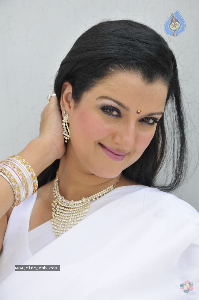 Leena Sidhu Stills - 13 / 14 photos