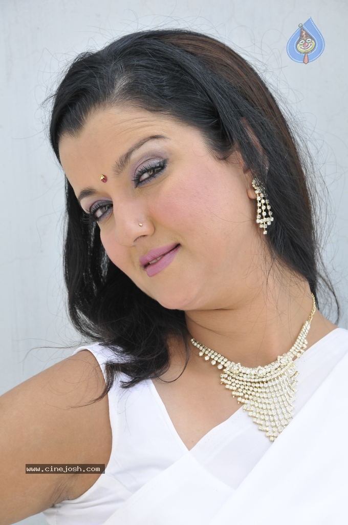 Leena Sidhu Stills - 14 / 14 photos