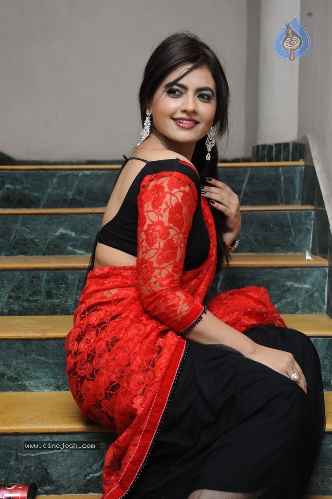 Lezlie Stills - 102 / 152 photos