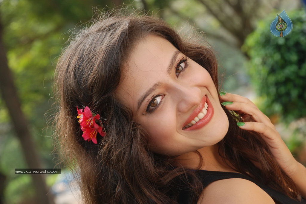 Madalasa Sharma Hot Gallery - 23 / 33 photos