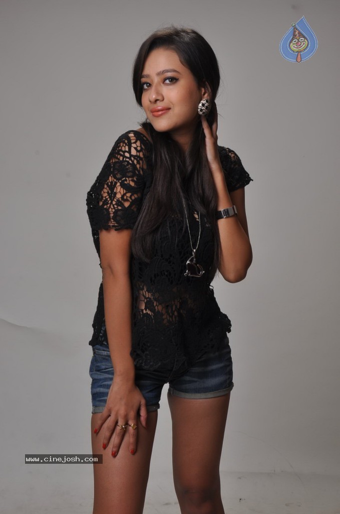 Madalasa Sharma Hot Pics - 25 / 96 photos