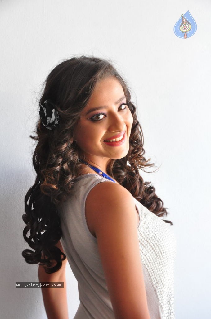 Madalasa Sharma Hot Stills - 11 / 20 photos