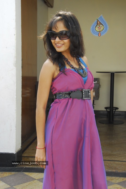 Madhavi Latha Actress Gallery - 26 / 48 photos