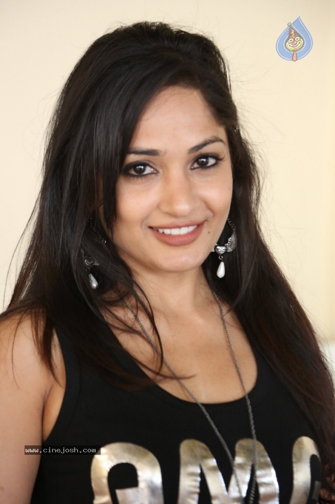 Madhavi Latha Latest Gallery - 14 / 53 photos