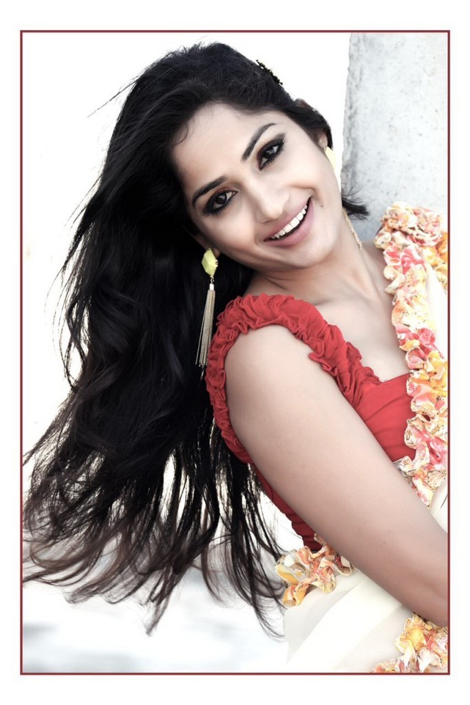Madhavi Latha Latest Hot Pics - 12 / 22 photos