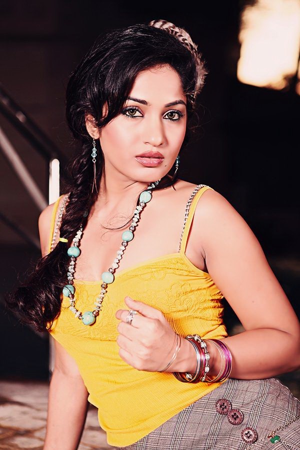 Madhavi Latha Latest Hot Pics - 16 / 22 photos