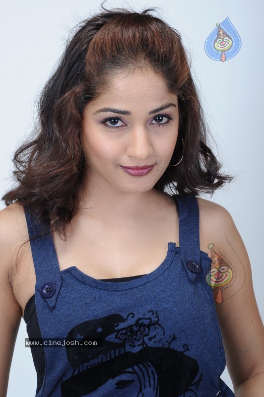 Madhavi Latha Latest Pics (CineJosh Exclusive) - 22 / 133 photos