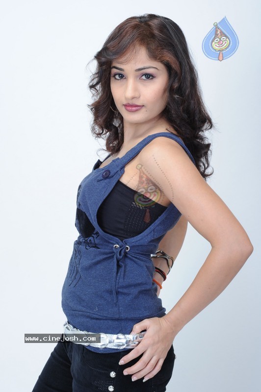 Madhavi Latha Latest Pics (CineJosh Exclusive) - 23 / 133 photos