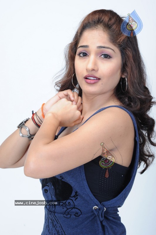 Madhavi Latha Latest Pics (CineJosh Exclusive) - 28 / 133 photos