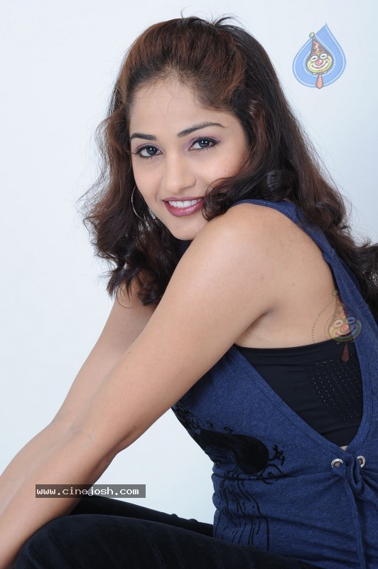 Madhavi Latha Latest Pics (CineJosh Exclusive) - 50 / 133 photos