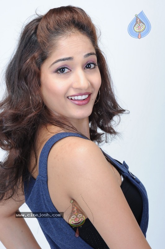 Madhavi Latha Latest Pics (CineJosh Exclusive) - 71 / 133 photos