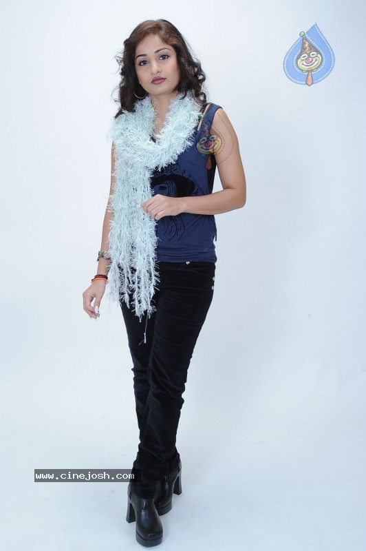 Madhavi Latha Latest Pics (CineJosh Exclusive) - 78 / 133 photos