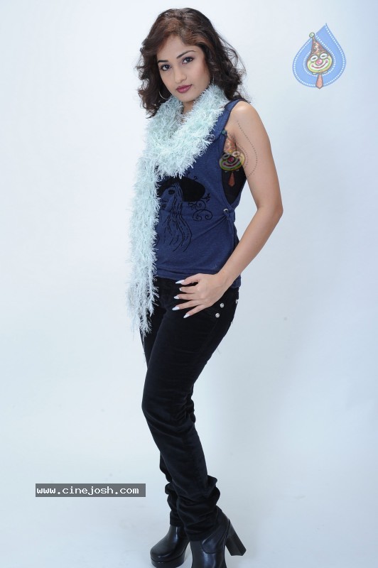 Madhavi Latha Latest Pics (CineJosh Exclusive) - 111 / 133 photos