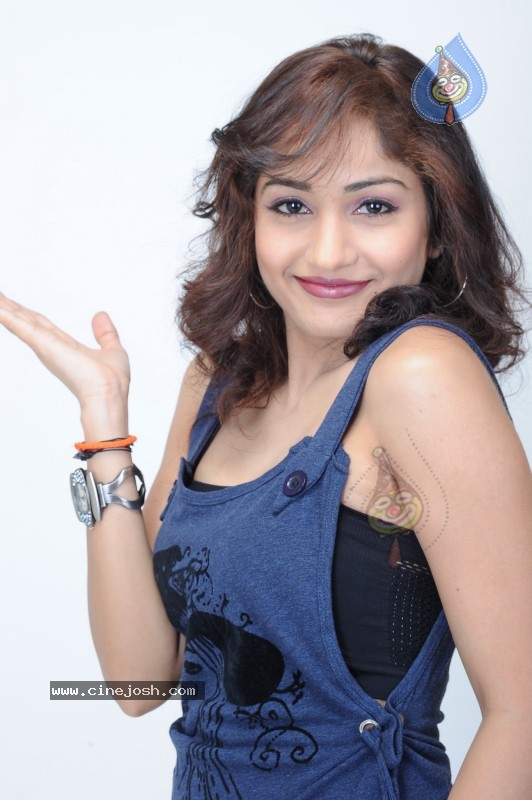 Madhavi Latha Latest Pics (CineJosh Exclusive) - 131 / 133 photos