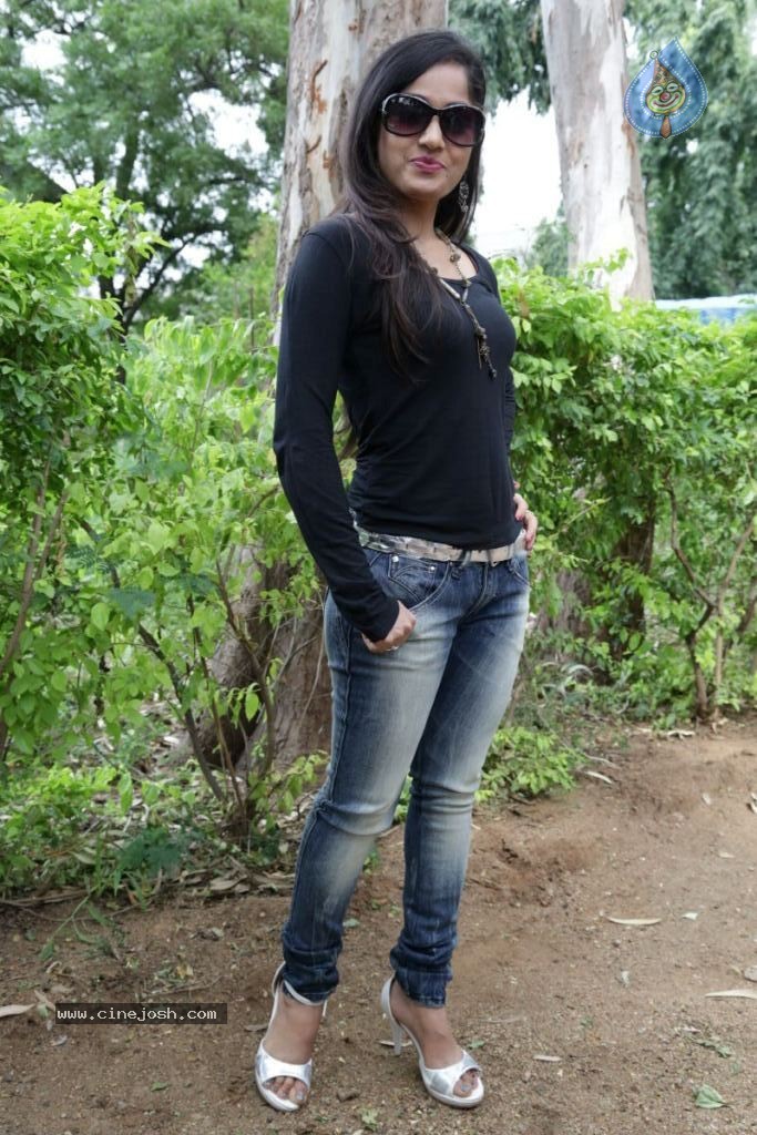 Madhavi Latha Latest Stills - 17 / 41 photos