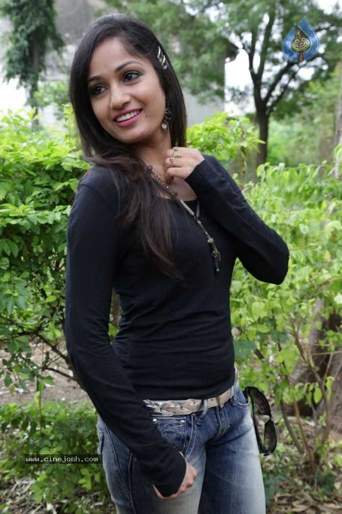 Madhavi Latha Latest Stills - 24 / 41 photos