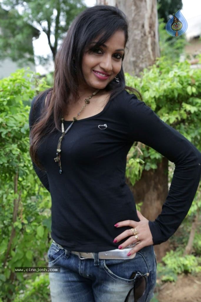 Madhavi Latha Latest Stills - 32 / 41 photos