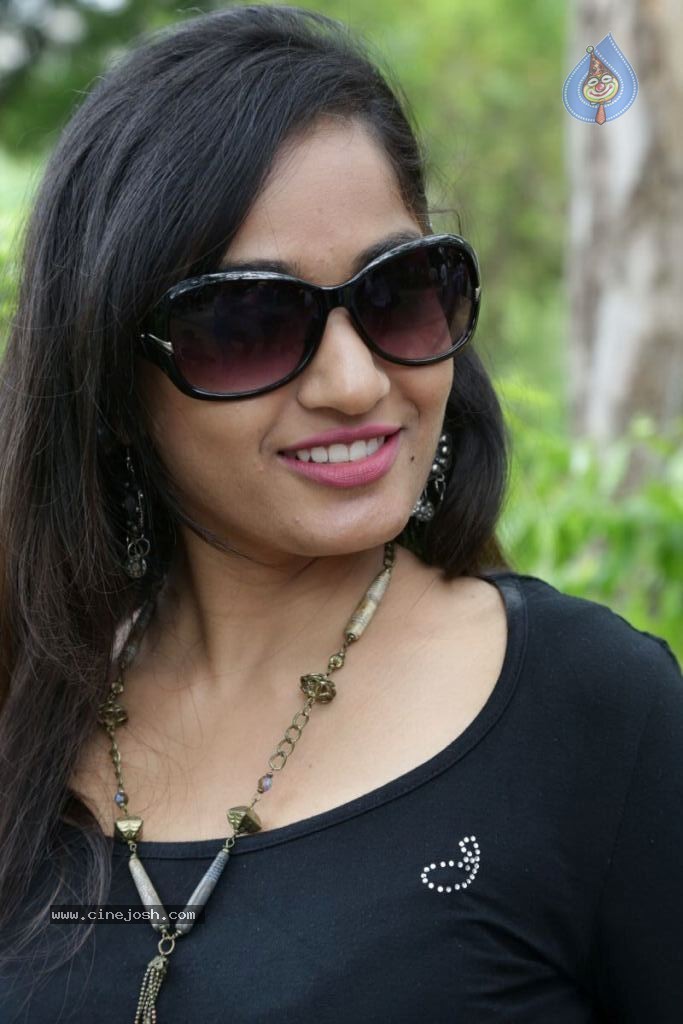 Madhavi Latha Latest Stills - 33 / 41 photos