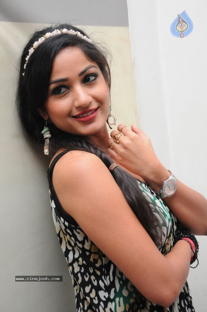 Madhavi Latha New Photos - 10 / 68 photos