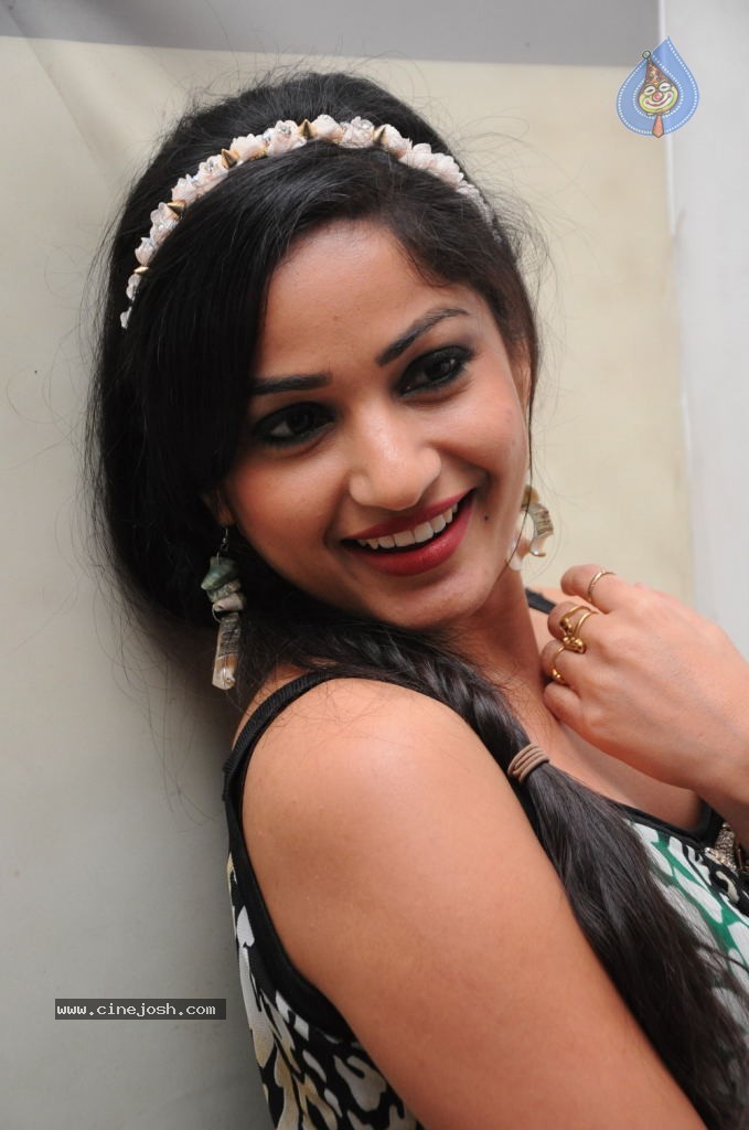 Madhavi Latha New Photos - 15 / 68 photos