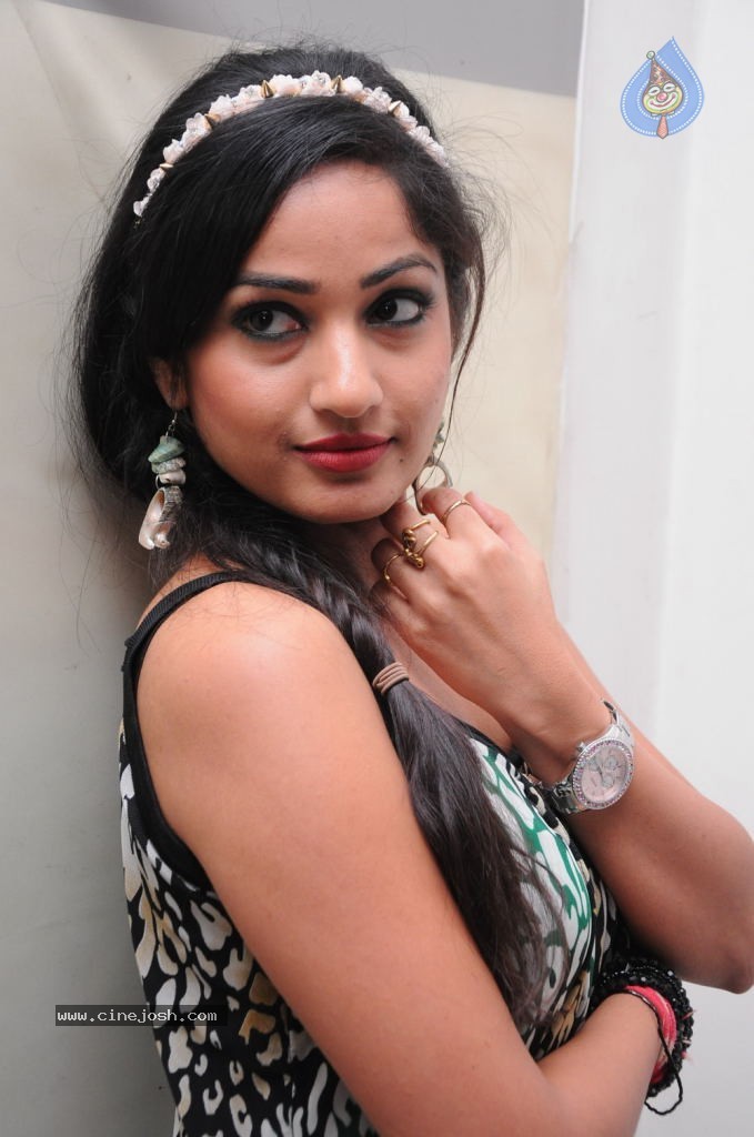 Madhavi Latha New Photos - 24 / 68 photos