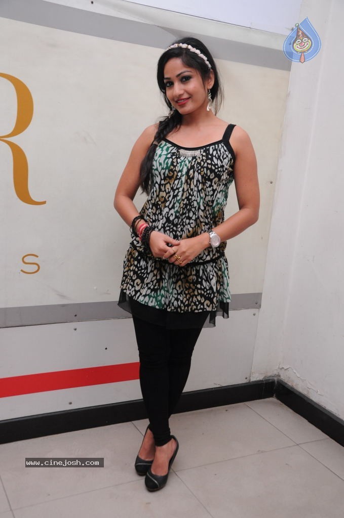 Madhavi Latha New Photos - 26 / 68 photos
